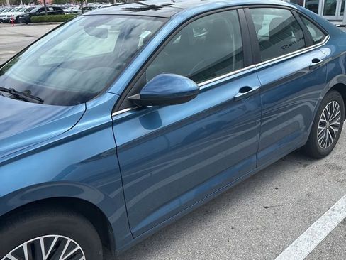 Used 2021 Volkswagen Jetta SE image 2