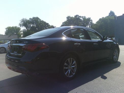 Used 2018 INFINITI Q70 Luxe w/ Cargo Package AWD/4WD image 7