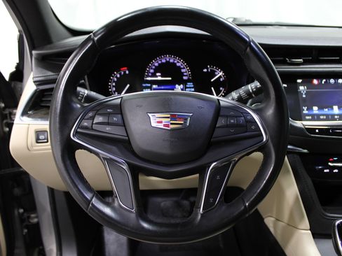 Used 2019 Cadillac XT5 FWD image 11