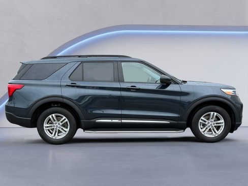 Used 2023 Ford Explorer XLT AWD/4WD image 2