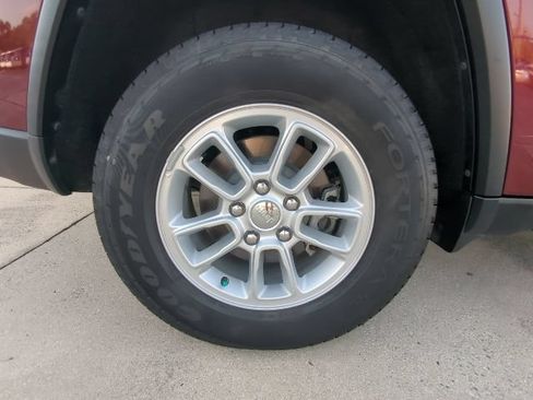Used 2020 Jeep Grand Cherokee Laredo AWD/4WD image 9