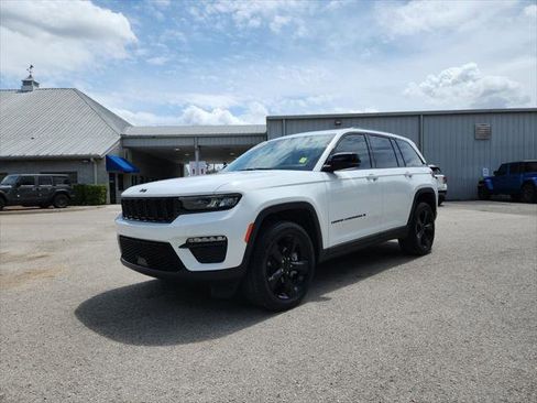 Certified 2025 Jeep Grand Cherokee Limited w/ Black Appearance Package image 2