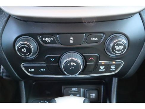 Used 2016 Jeep Cherokee Latitude w/ Cold Weather Group AWD/4WD image 15