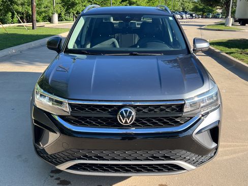 Certified 2022 Volkswagen Taos SE w/ Panoramic Sunroof Package FWD image 3