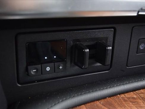 Used 2024 Nissan Armada SL w/ Captain's Chairs Package image 19