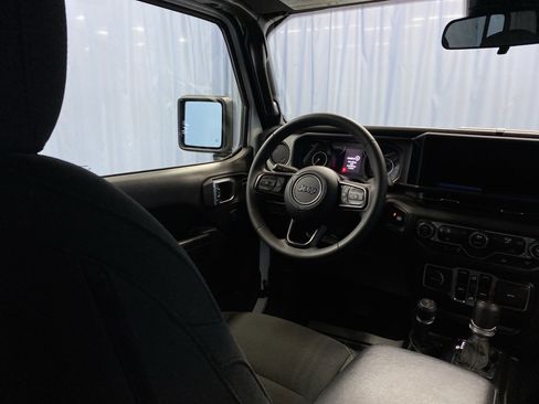 Certified 2024 Jeep Gladiator Sport image 33