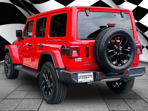 Used 2025 Jeep Wrangler Unlimited Sahara AWD/4WD image 12