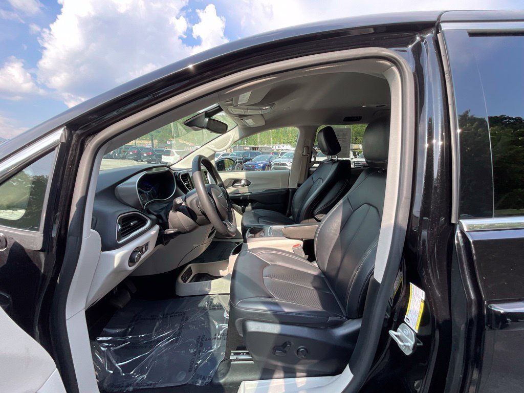 Used 2024 Chrysler Pacifica Touring-L FWD image 9