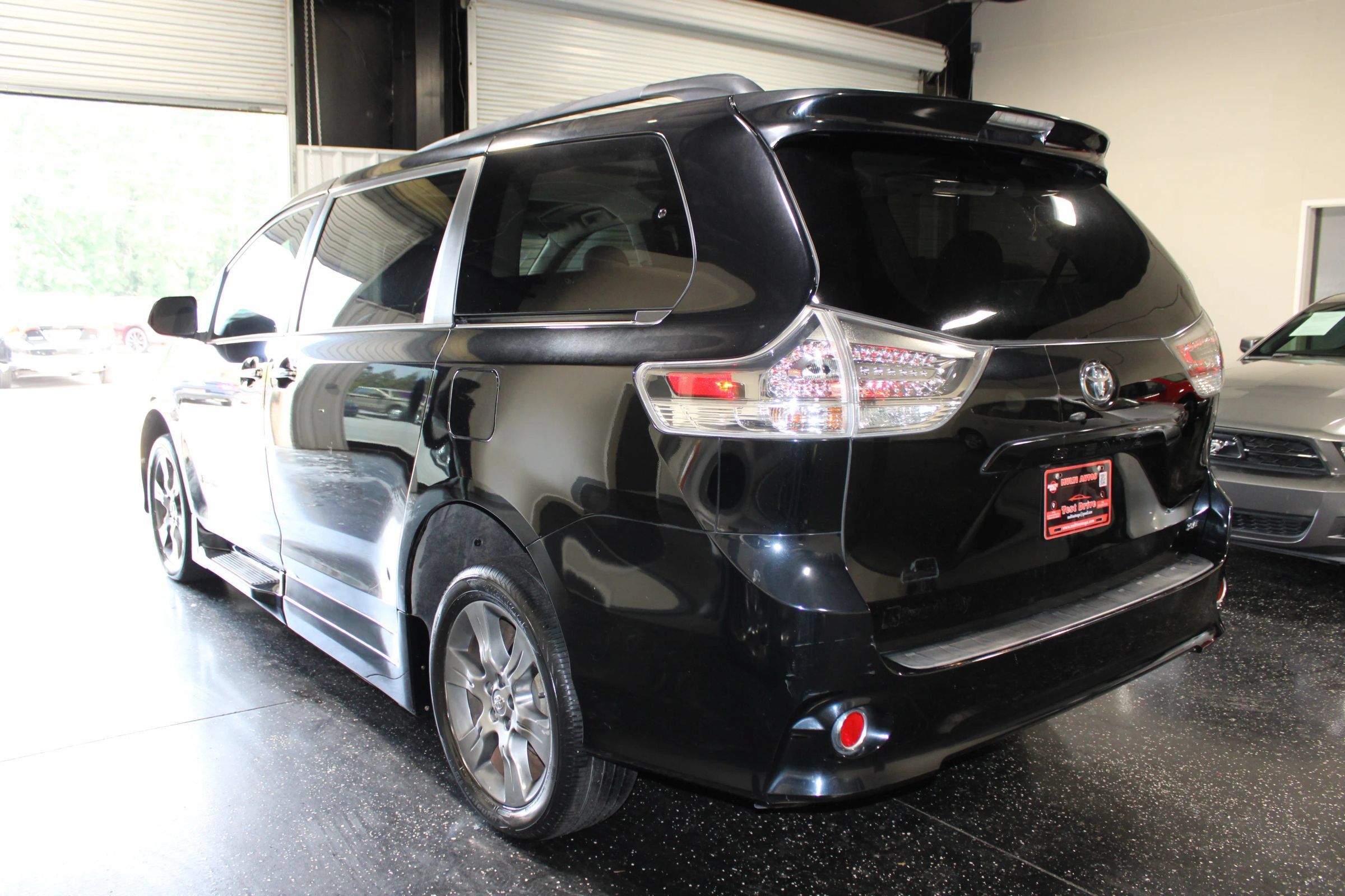 Used 2015 Toyota Sienna SE w/ SE Preferred Package FWD image 6