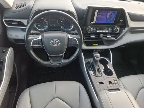 Used 2023 Toyota Highlander XLE image 11