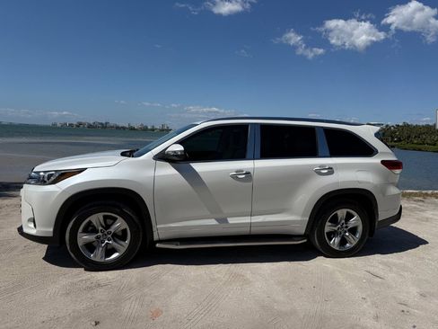 Used 2017 Toyota Highlander Limited FWD image 1