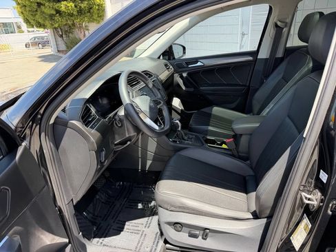 Used 2023 Volkswagen Tiguan SE w/ Panoramic Sunroof Package FWD image 15
