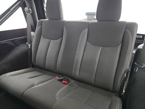 Used 2017 Jeep Wrangler Rubicon w/ Power Convenience Group image 13