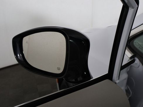 Used 2024 Chrysler Pacifica Touring-L image 32