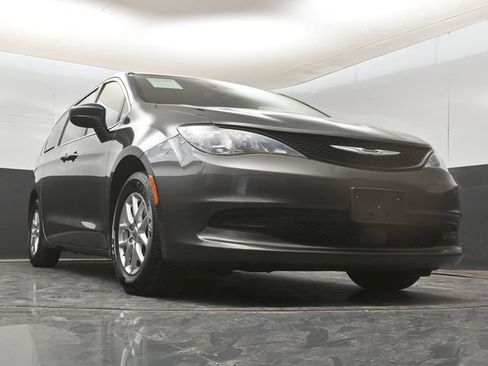 Used 2023 Chrysler Voyager LX image 14