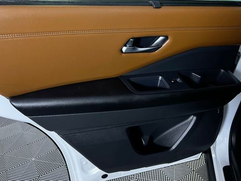 Used 2024 Nissan Pathfinder Platinum w/ Black Appearance Package image 25