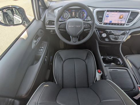 New 2026 Chrysler Pacifica Limited image 16