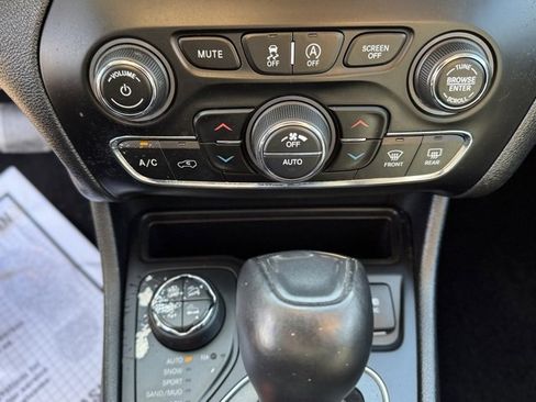 Used 2019 Jeep Cherokee Trailhawk image 20