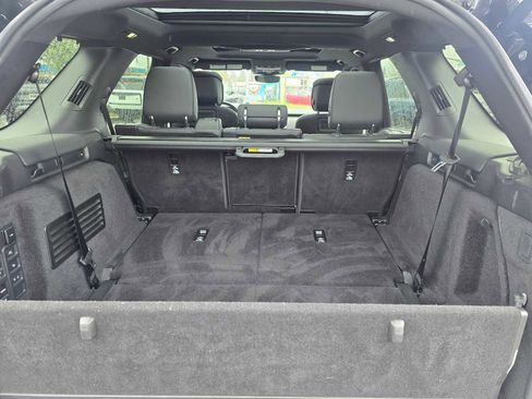 Used 2023 Land Rover Discovery Metropolitan Edition image 17