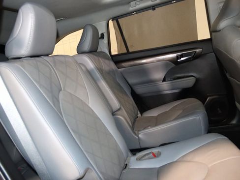 Used 2021 Toyota Highlander Platinum image 69