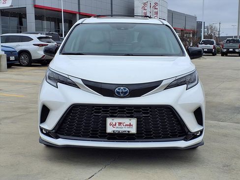 Used 2023 Toyota Sienna XSE image 2