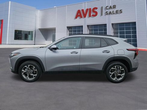 Used 2025 Chevrolet Trax LT w/ LT Convenience Package FWD image 2