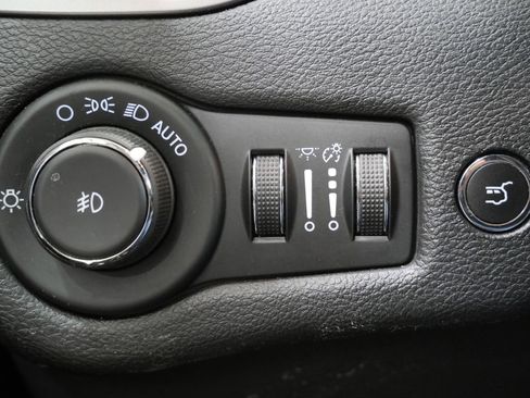 Used 2021 Jeep Cherokee Limited image 15