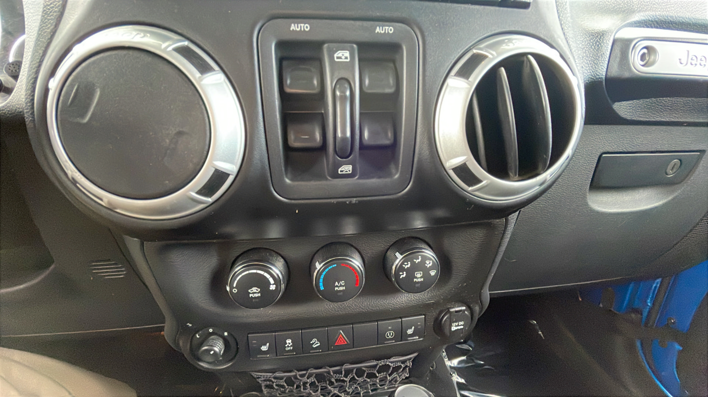 Used 2014 Jeep Wrangler Unlimited Sahara w/ Dual Top Group AWD/4WD image 23