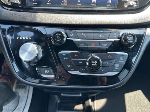 Used 2025 Chrysler Pacifica Select FWD image 16