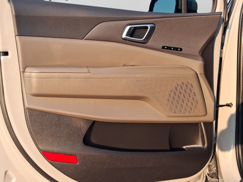 Used 2025 Kia Carnival EX FWD image 11