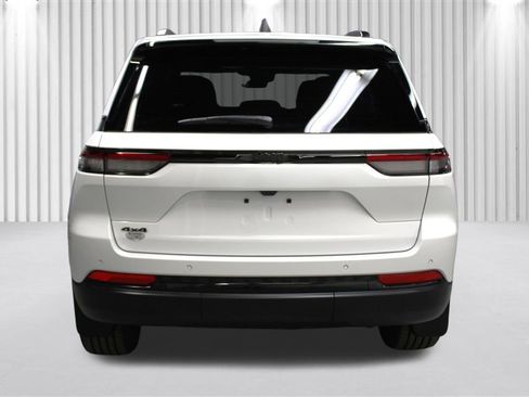 New 2025 Jeep Grand Cherokee Altitude image 4