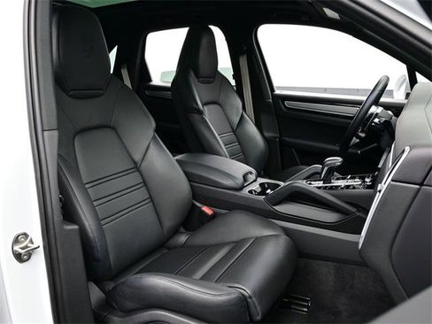 Used 2023 Porsche Cayenne Platinum Edition image 20