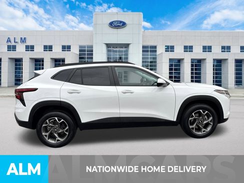 Used 2025 Chevrolet Trax LT w/ LT Convenience Package image 5