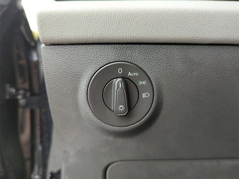 Used 2022 Volkswagen Taos SE w/ Panoramic Sunroof Package image 37