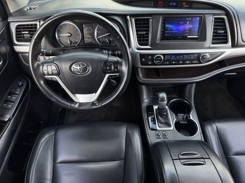Used 2018 Toyota Highlander XLE FWD image 12