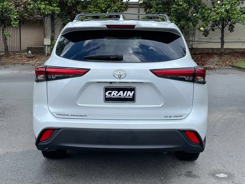 Used 2022 Toyota Highlander XLE AWD/4WD image 6
