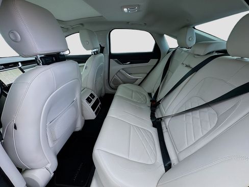 Used 2022 Jaguar XF SE RWD image 16