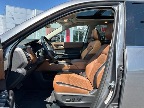 Certified 2024 Nissan Pathfinder Platinum w/ Black Appearance Package AWD/4WD image 11