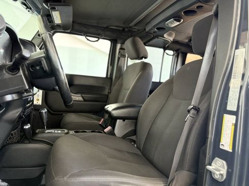 Used 2017 Jeep Wrangler Unlimited Sport image 33