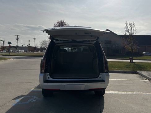 Used 2016 Cadillac Escalade ESV Luxury image 8