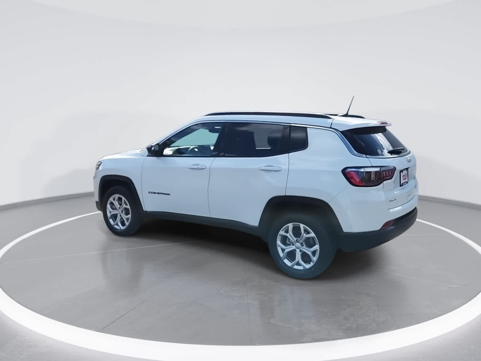 Used 2024 Jeep Compass Latitude AWD/4WD image 6