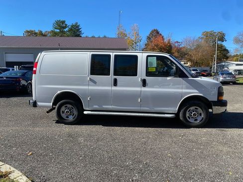 Used 2024 GMC Savana 2500 w/ Driver Convenience Package image 4