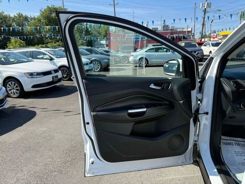 Used 2017 Ford Escape SE image 16