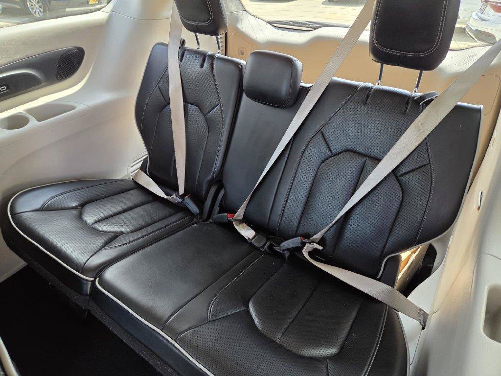 Used 2023 Chrysler Pacifica Limited FWD image 30