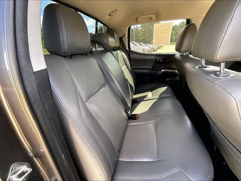 Used 2018 Toyota Tacoma SR5 RWD image 26
