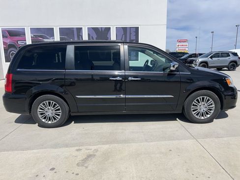 Used 2014 Chrysler Town & Country Touring-L w/ Driver Convenience Group image 6