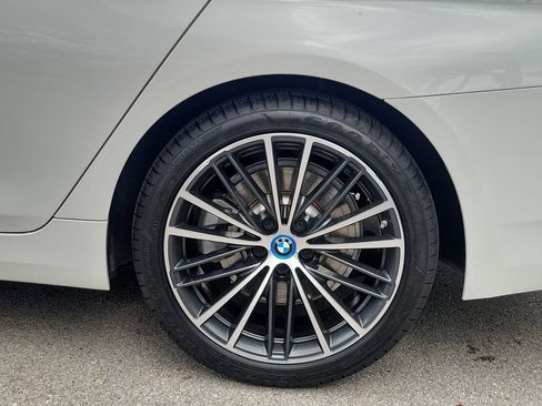 Used 2023 BMW 530e xDrive w/ Premium Package AWD/4WD image 9