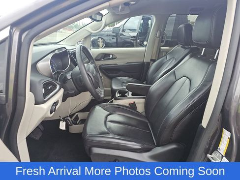 Used 2023 Chrysler Pacifica Touring-L image 11
