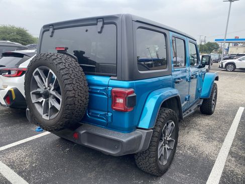 Used 2024 Jeep Wrangler Unlimited w/ Convenience Group AWD/4WD image 3