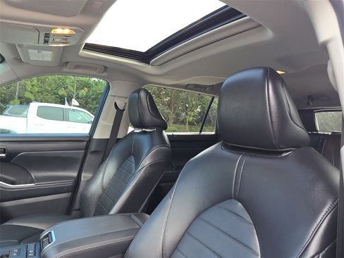 Certified 2022 Toyota Highlander XLE image 26